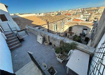 In Ortigia, in vendita luminoso ampio appartamento