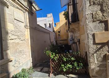 Indipendente in Ortigia su tre livelli con terrazzino