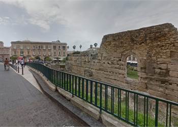 A POCHI PASSI DAL TEMPIO DI APOLLO