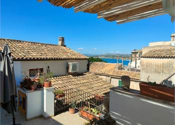 Attico su più livelli con terrazzi vista mare in Ortigia