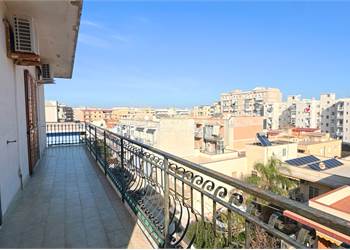 Zona Zecchino appartamento con posto auto in contesto recintato