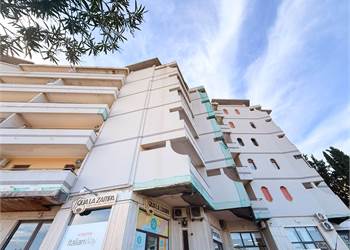 Sul V.le Scala Greca ampio appartamento da personalizzare