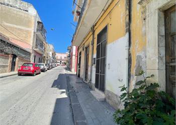 In zona centrale indipendente ristrutturato con cortiletto di proprietà