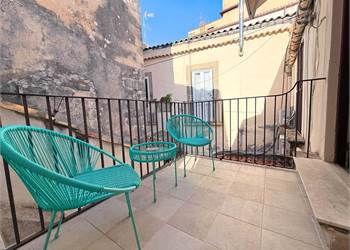 In pieno centro storico bivani ristrutturato con terrazzino