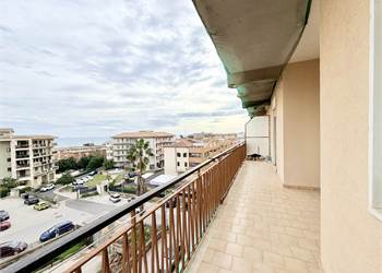 Zona Grottasanta trivani con vista mare