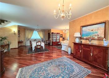 Villa con piscina a 2 passi dalla città