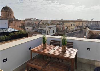 A due passi dal Castello Maniace appartamento arredato con terrazzo vista mare