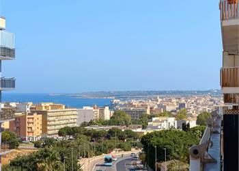 Panoramico pentavani con vista mare in contesto signorile