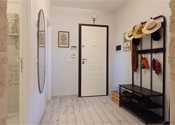 Splendido Appartamento Ristrutturato con Ampio Terrazzo