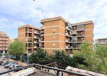 Via Tisia: Ampio appartamento in contesto signorile recintato